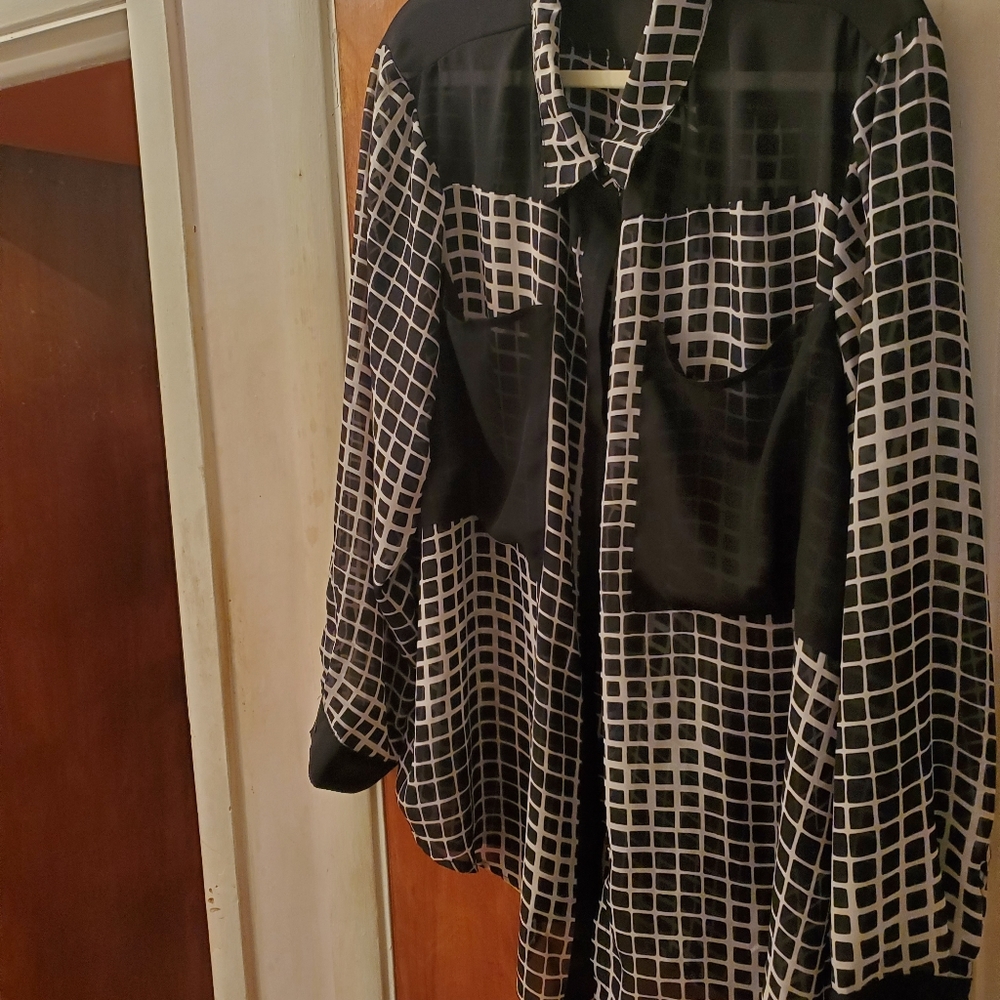 Womens size 3x Black and White long sleeve blouse